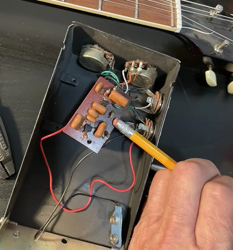 Maestro Fuzz Tone FZ-1 Gutted with wrong components | Fuzz Audio`